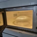 ce-se-intampla-daca-cureti-cuptorul-cu-microunde-cu-lamaie.jpg