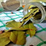 cum-o-frunza-de-dafin-intr-un-borcan-de-faina-a.jpg