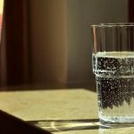 de-ce-un-pahar-cu-apa-langa-pat-este-mai.jpg